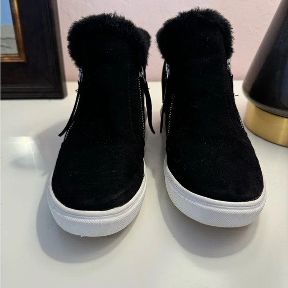 Madden Girl Prevale-F Black with fur Wedge Sneaker Shoe Size 8 - Picture 5 of 5
